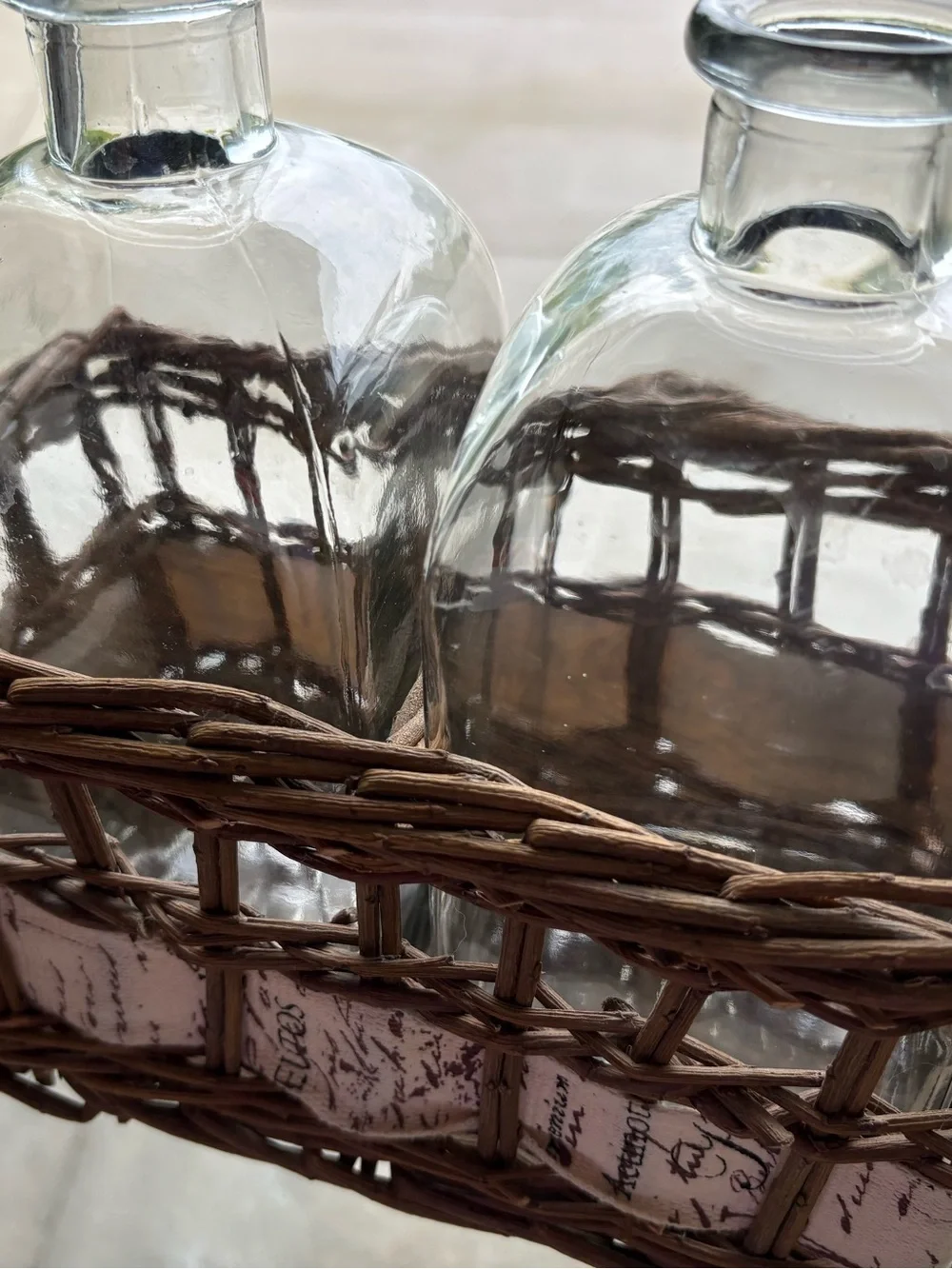 WILLOW WOVEN BASKET W/ TWO GLASS VASES